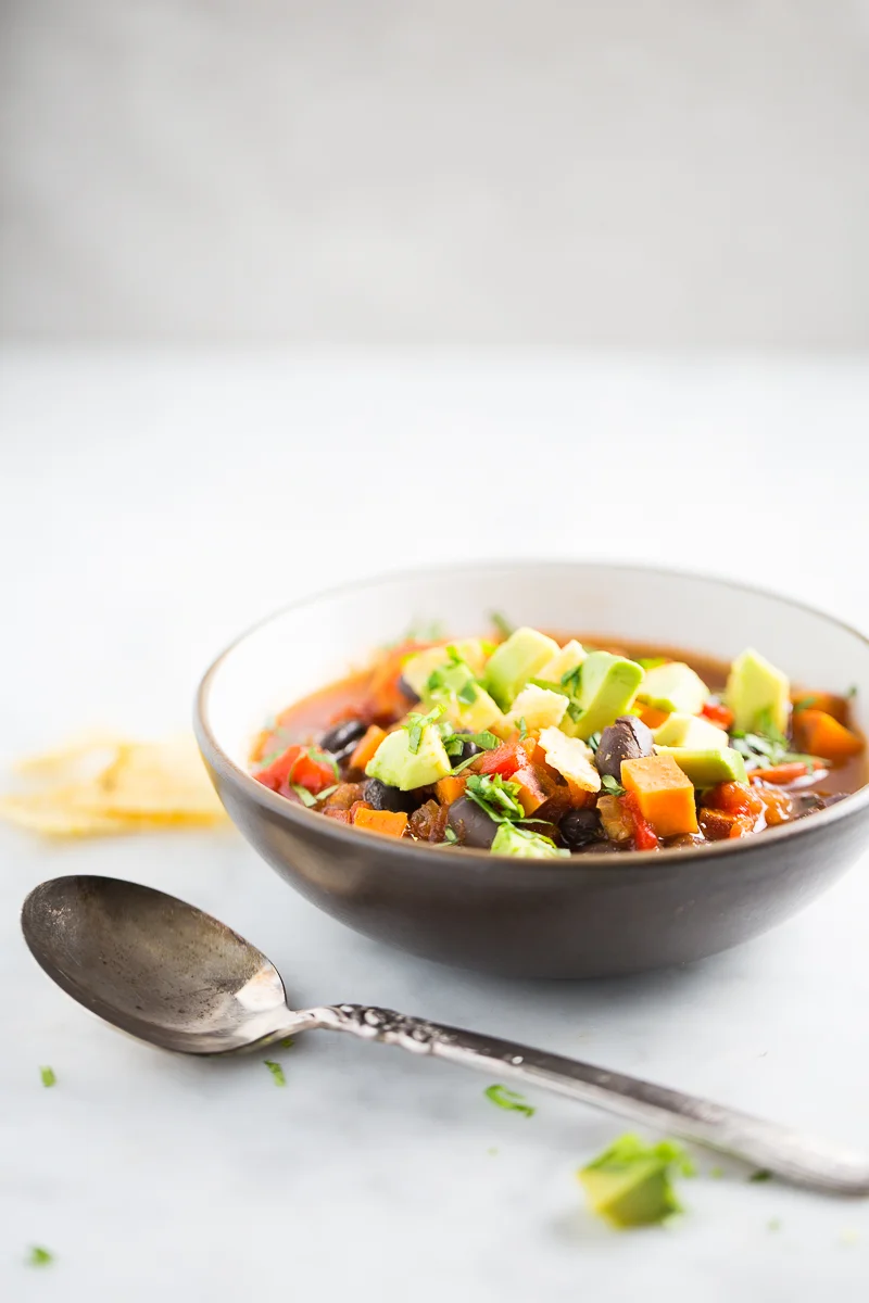 un plato servido con Chili de frijol negro y camote