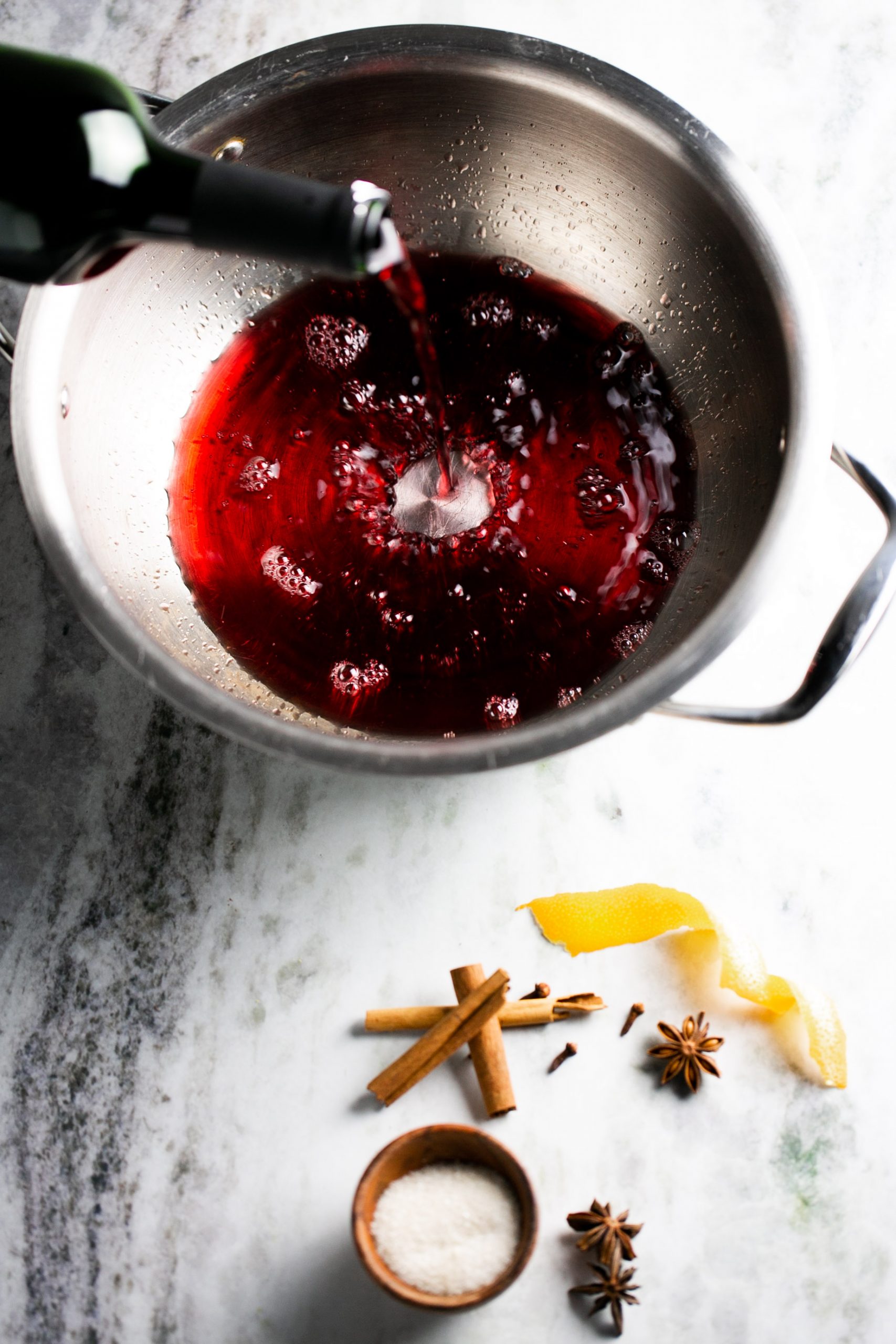 vino tinto en una olla de acero inoxidable