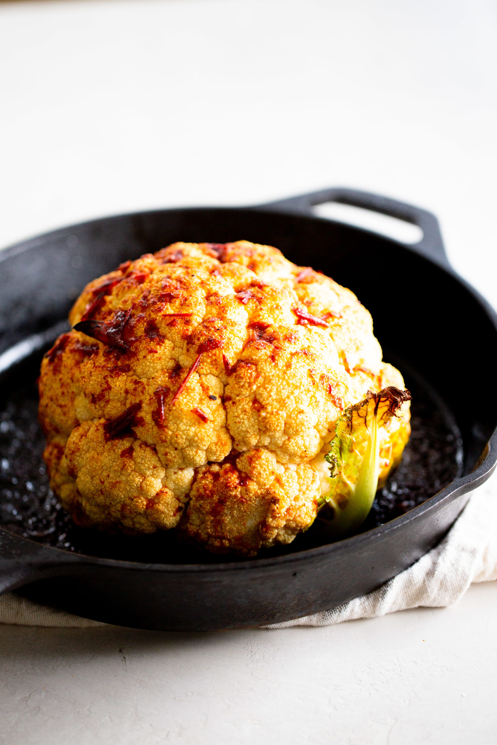 coliflor en sarten de hierro forjado asada