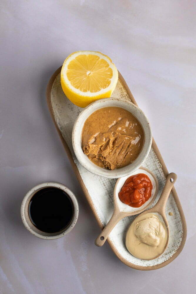 limón, tahini, crema de cacahuate y salsa sriracha para hacer salsa de cacahuate