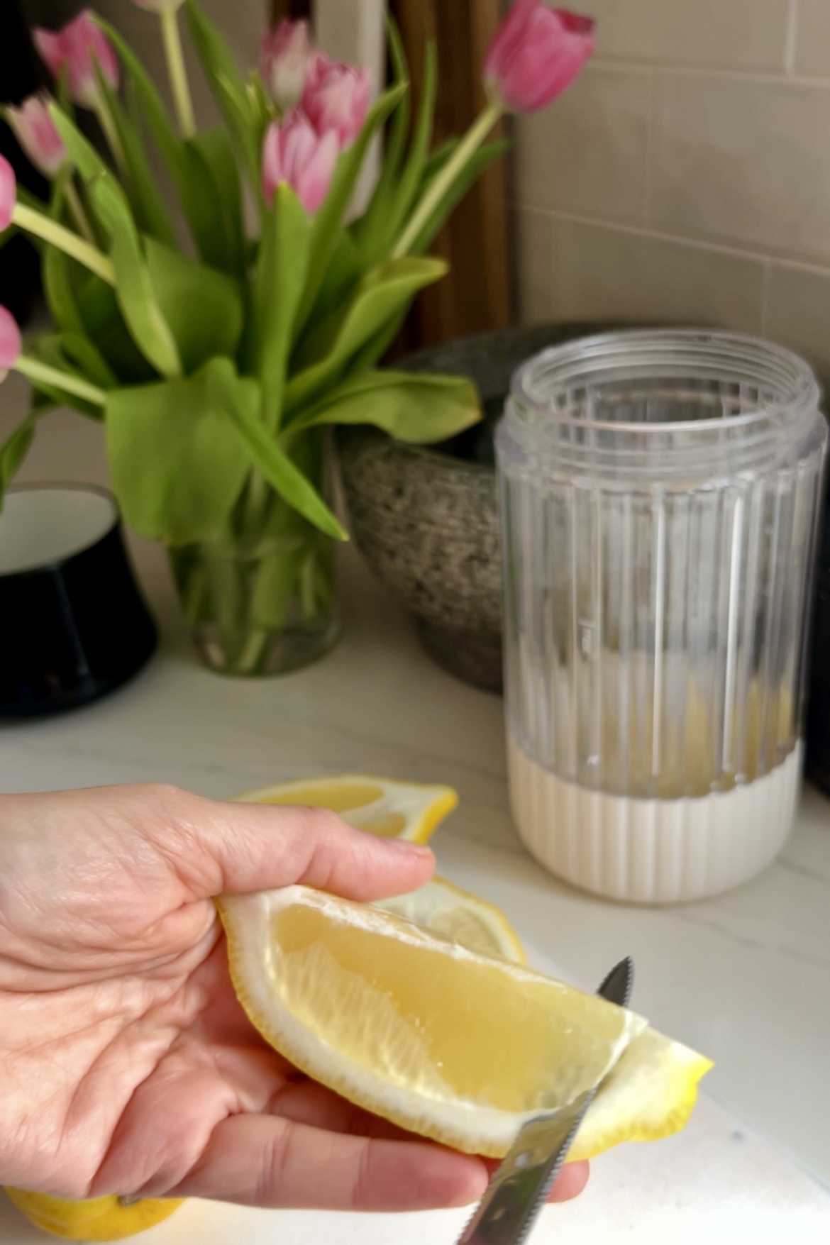 Cutting the pulp of a lemon.